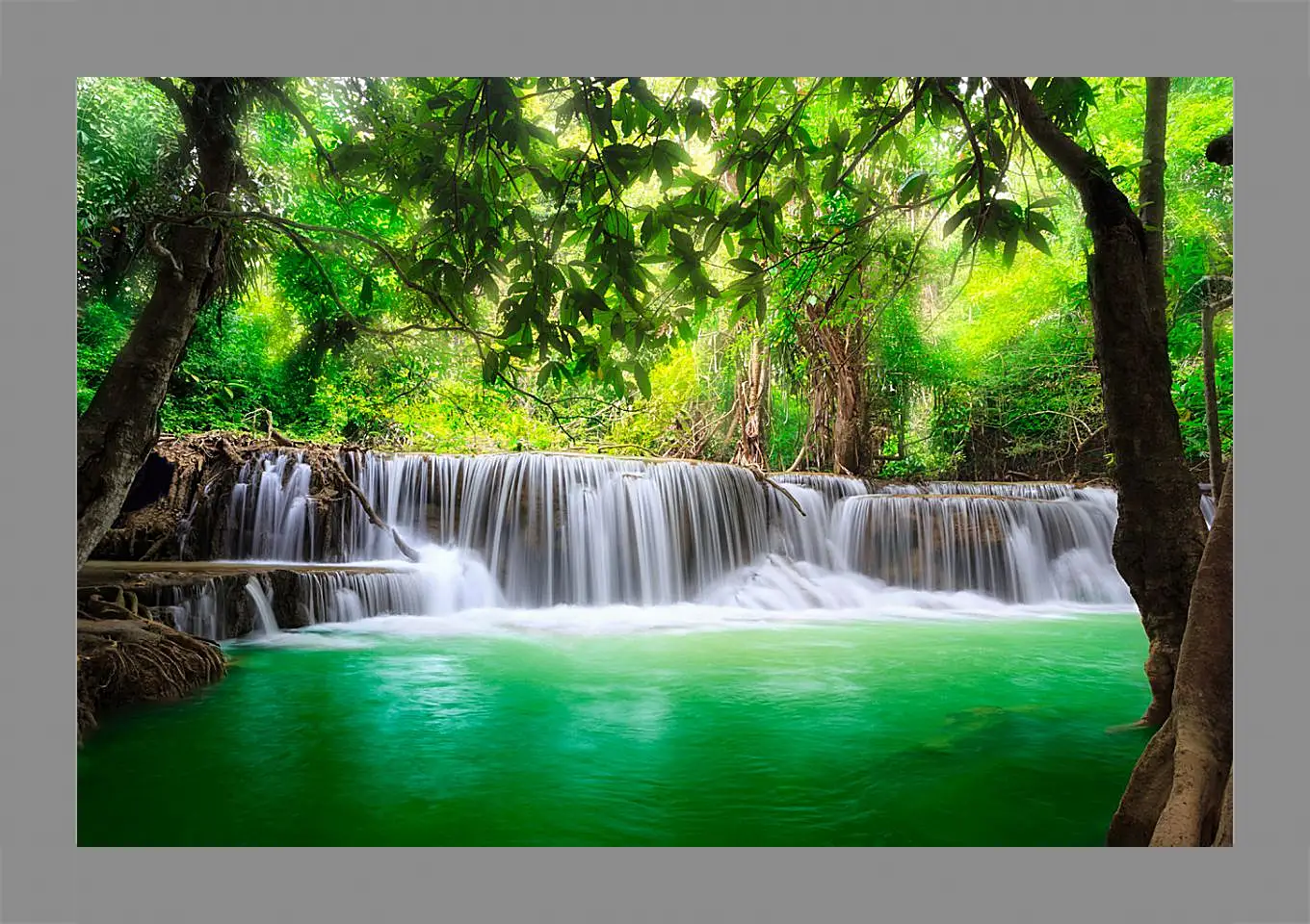 Картина в раме - Водопад в лесу