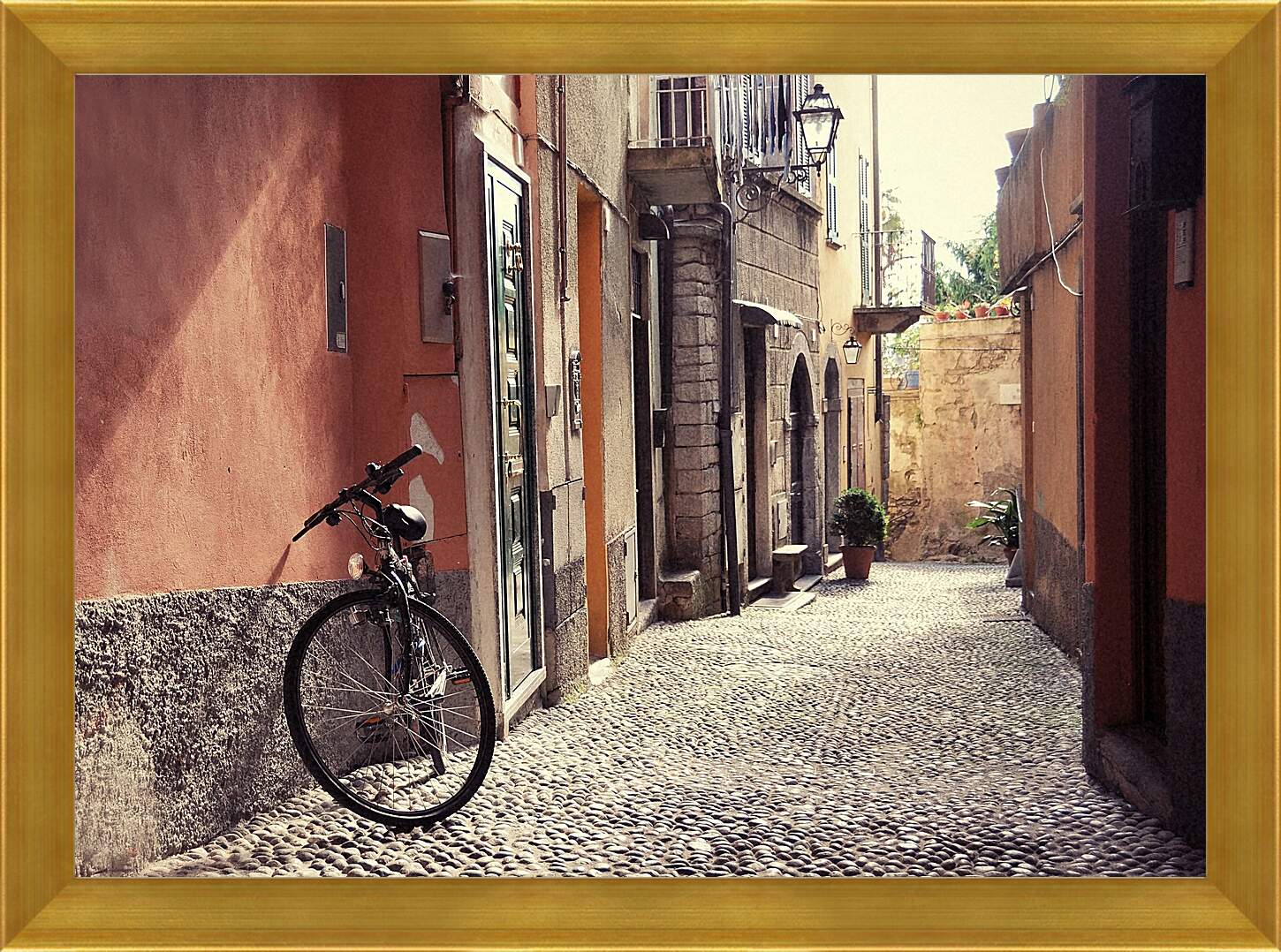 Картина в раме - велосипед на улочке города Белладжио