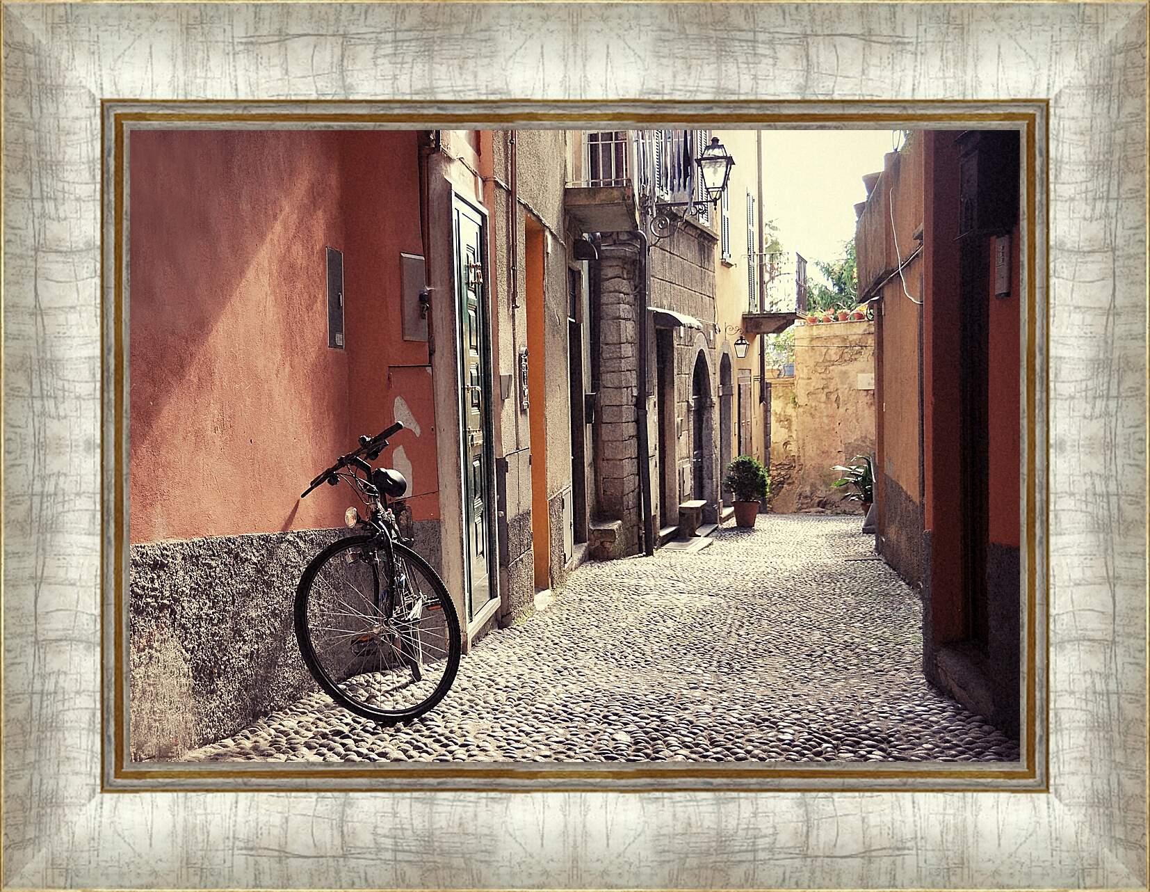 Картина в раме - велосипед на улочке города Белладжио