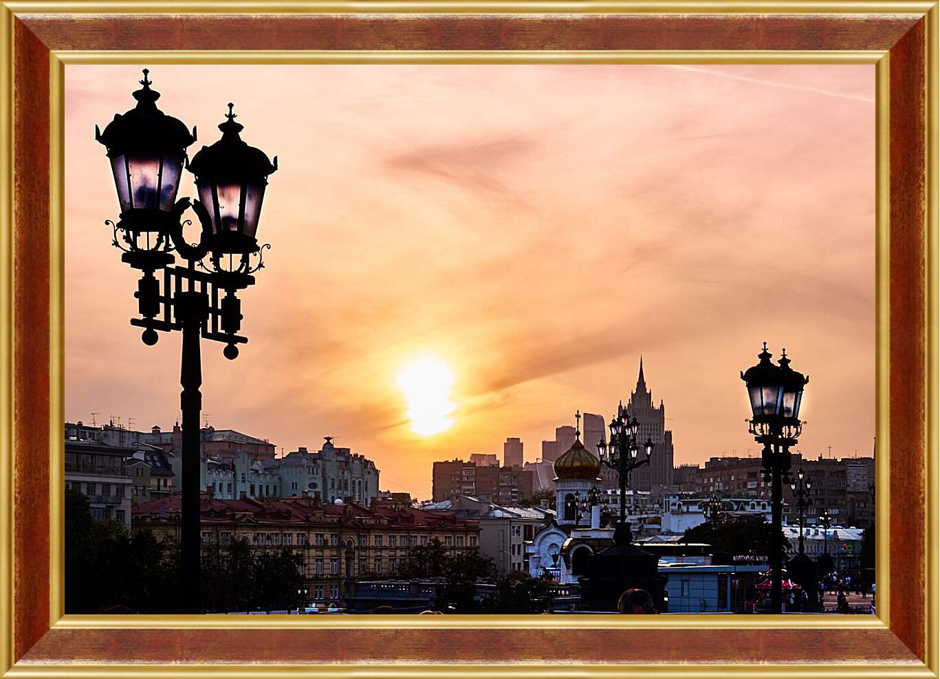 Картина в раме - Солнце над городом
