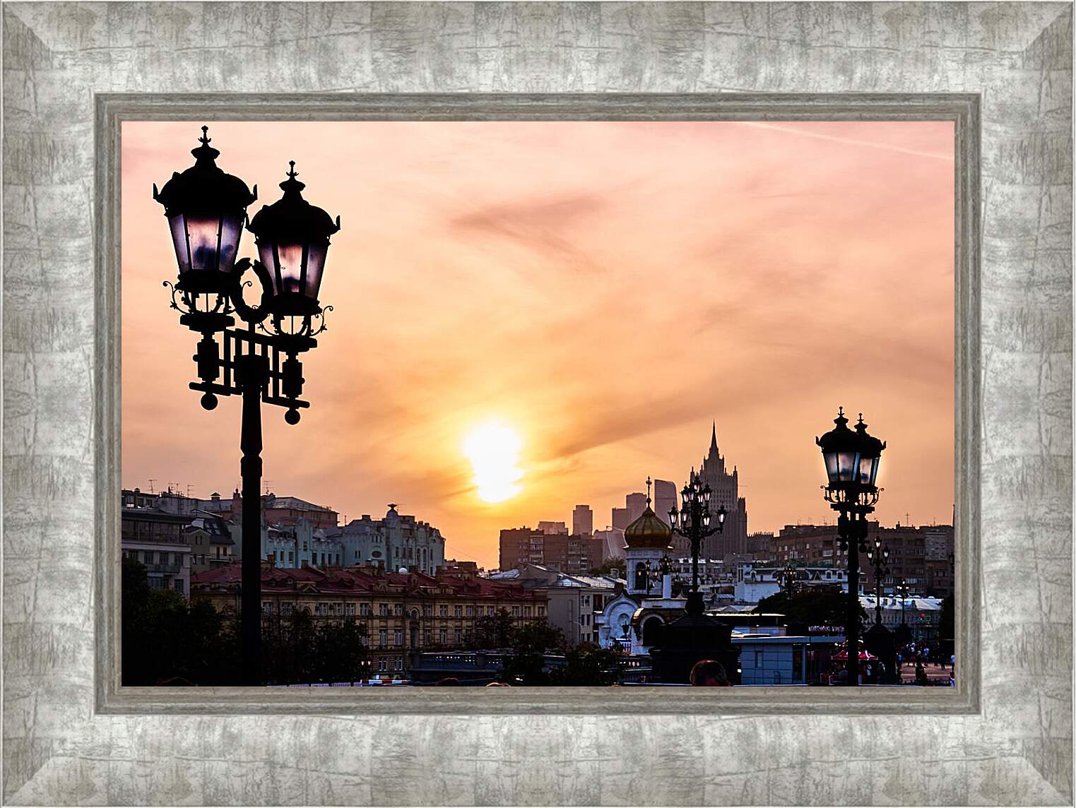 Картина в раме - Солнце над городом