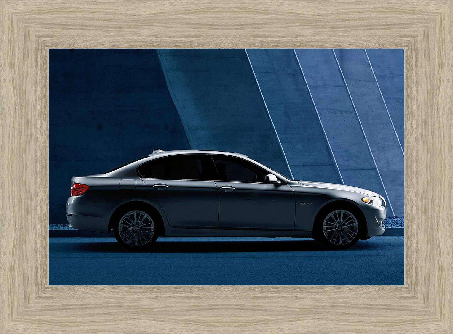 Картина в раме - BMW 5 серия в профиль