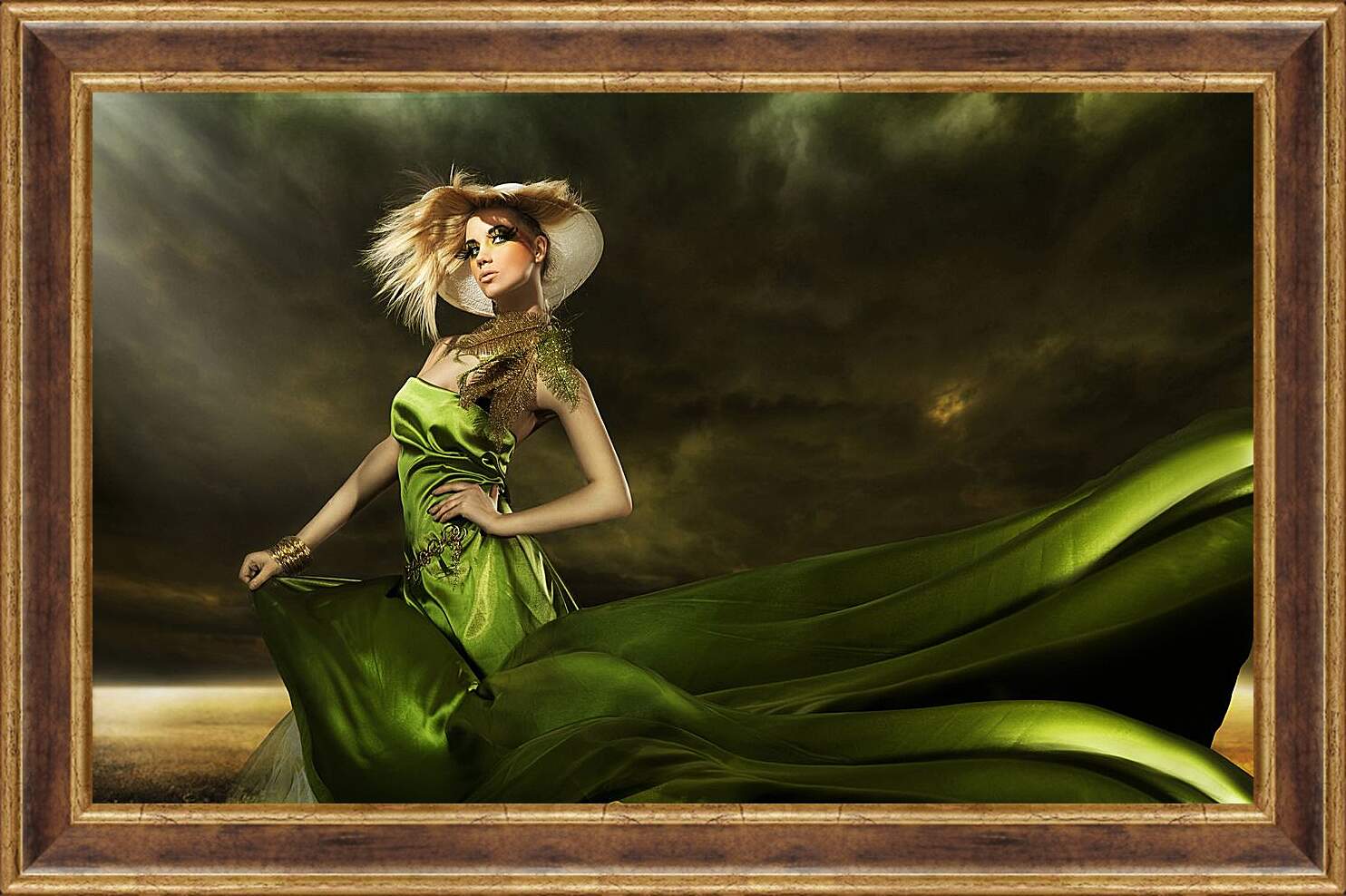 Картина в раме - Зеленое платье в поле