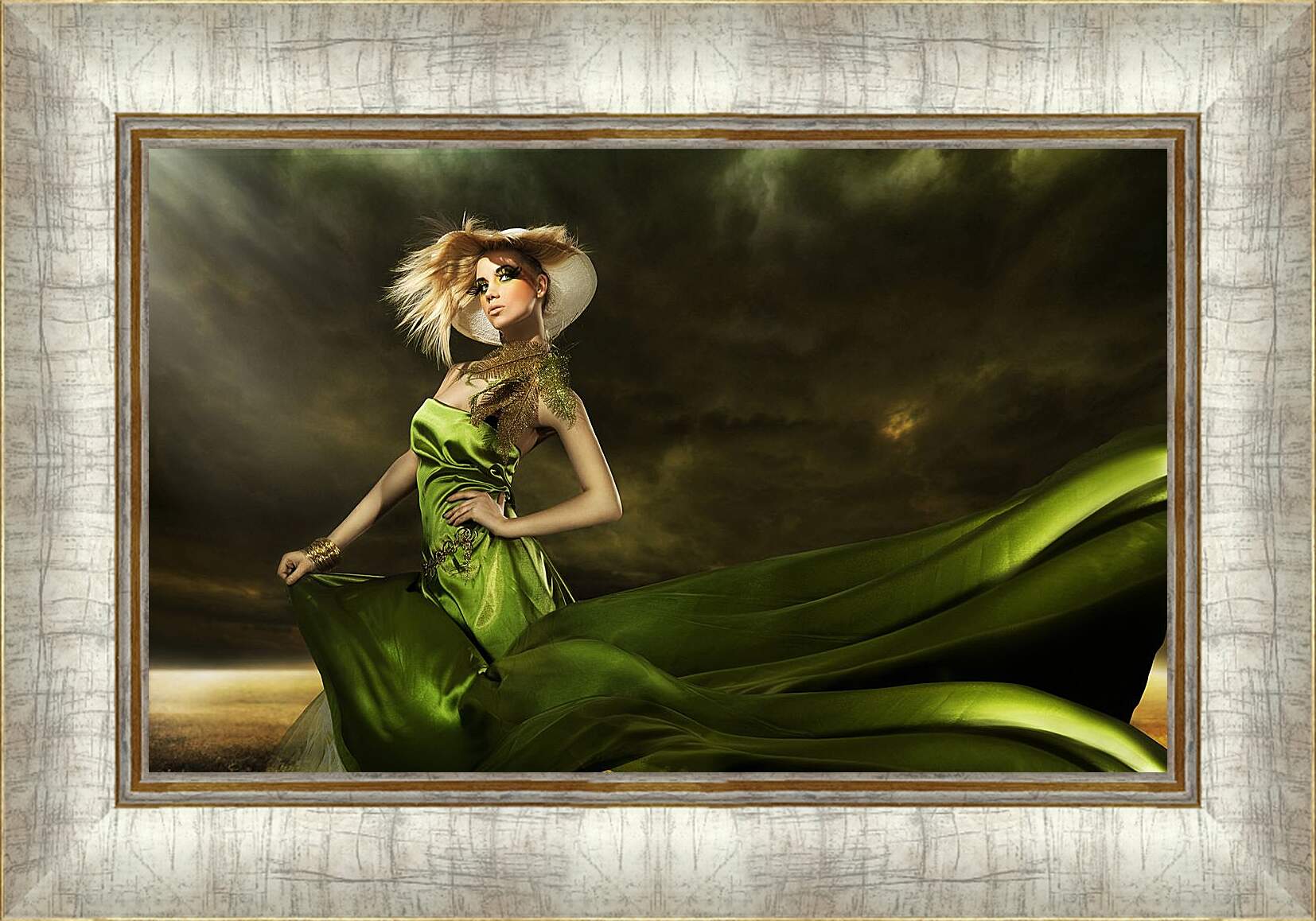 Картина в раме - Зеленое платье в поле