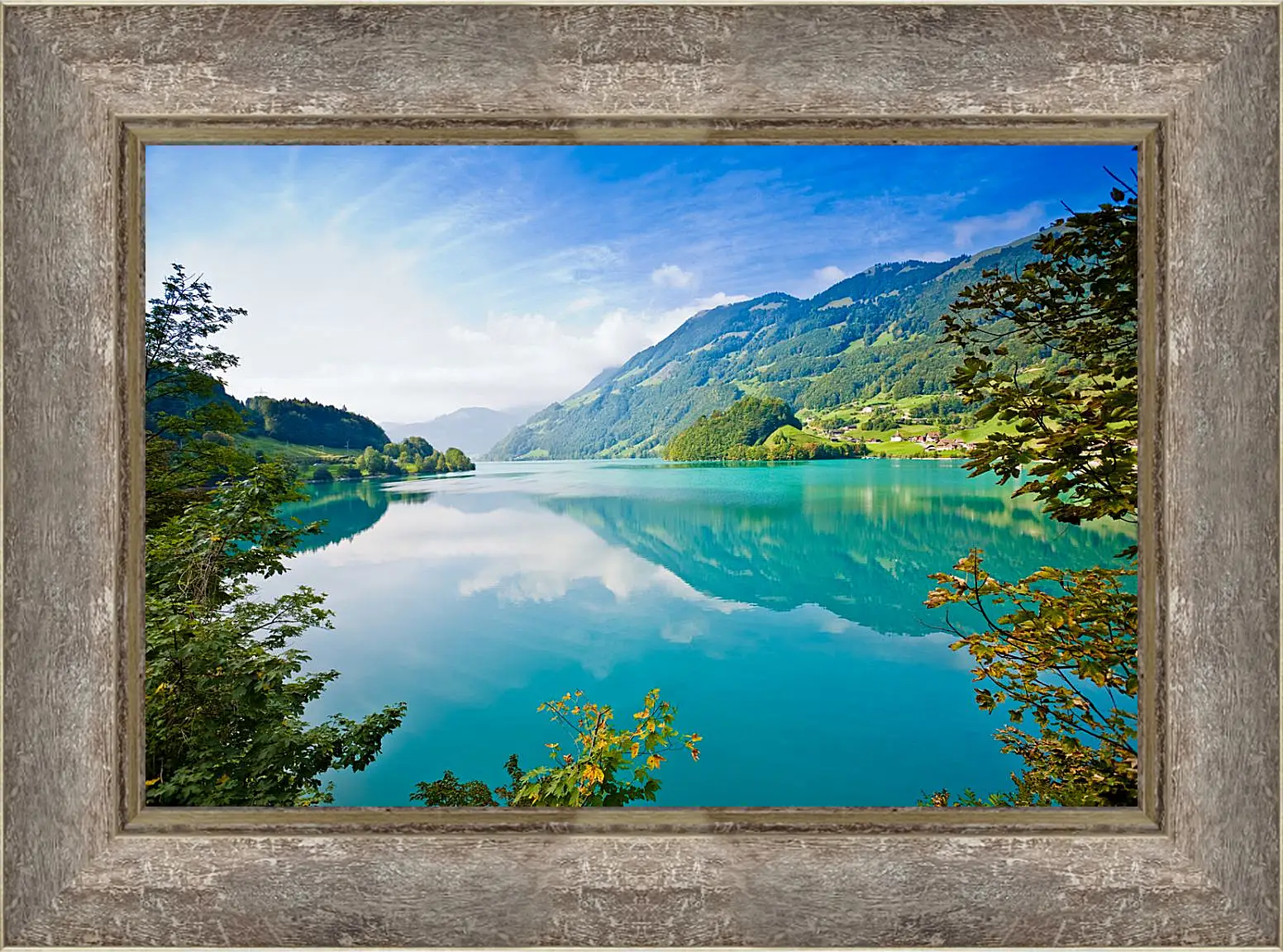 Картина в раме - Горное озеро