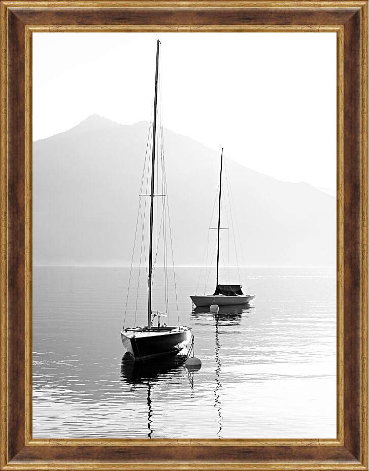 Картина в раме - Пару парусных лодок на фоне горы