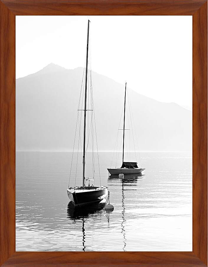 Картина в раме - Пару парусных лодок на фоне горы