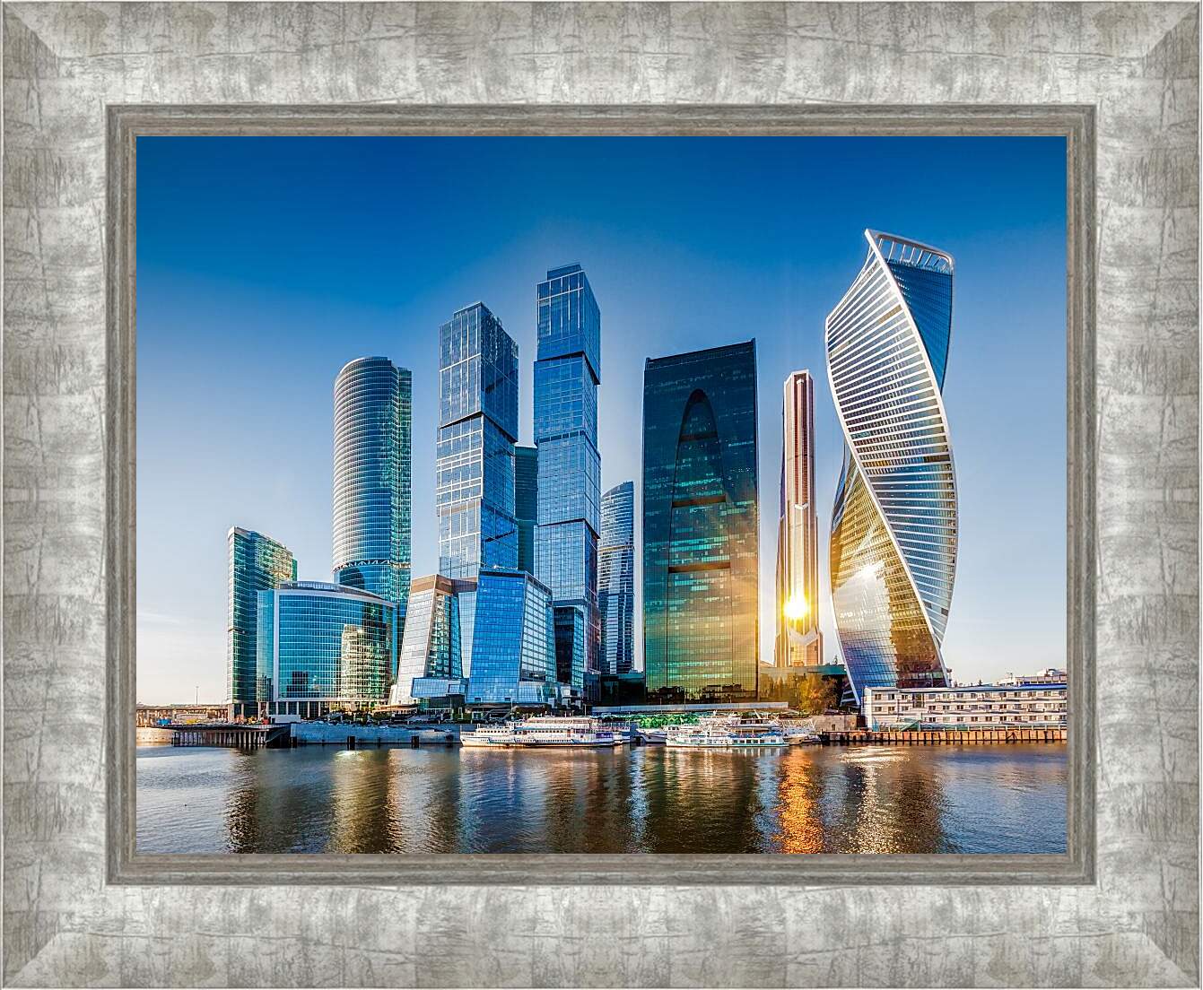 Картина в раме - Отражение солнца в башнях Москва-сити