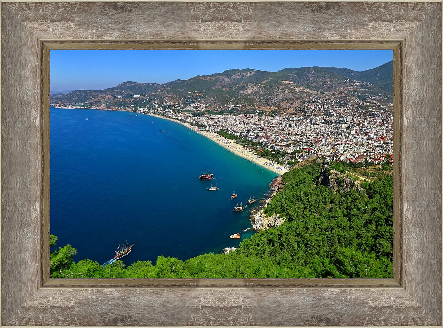 Картина в раме - Город на берегу моря