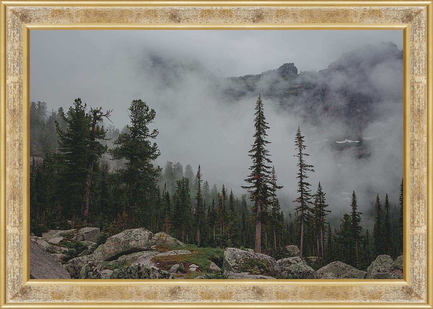 Картина в раме - Горы в тумане