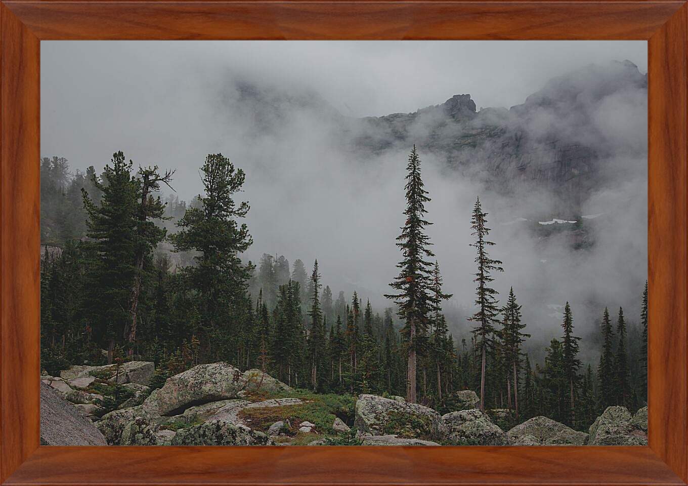 Картина в раме - Горы в тумане