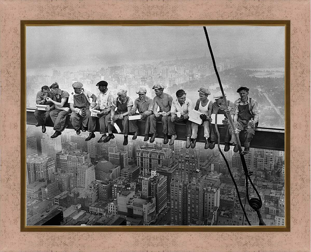 Картина в раме - Рабочие на балке, Обед над Манхеттеном. Строительство Эмпайр стейт билдинг