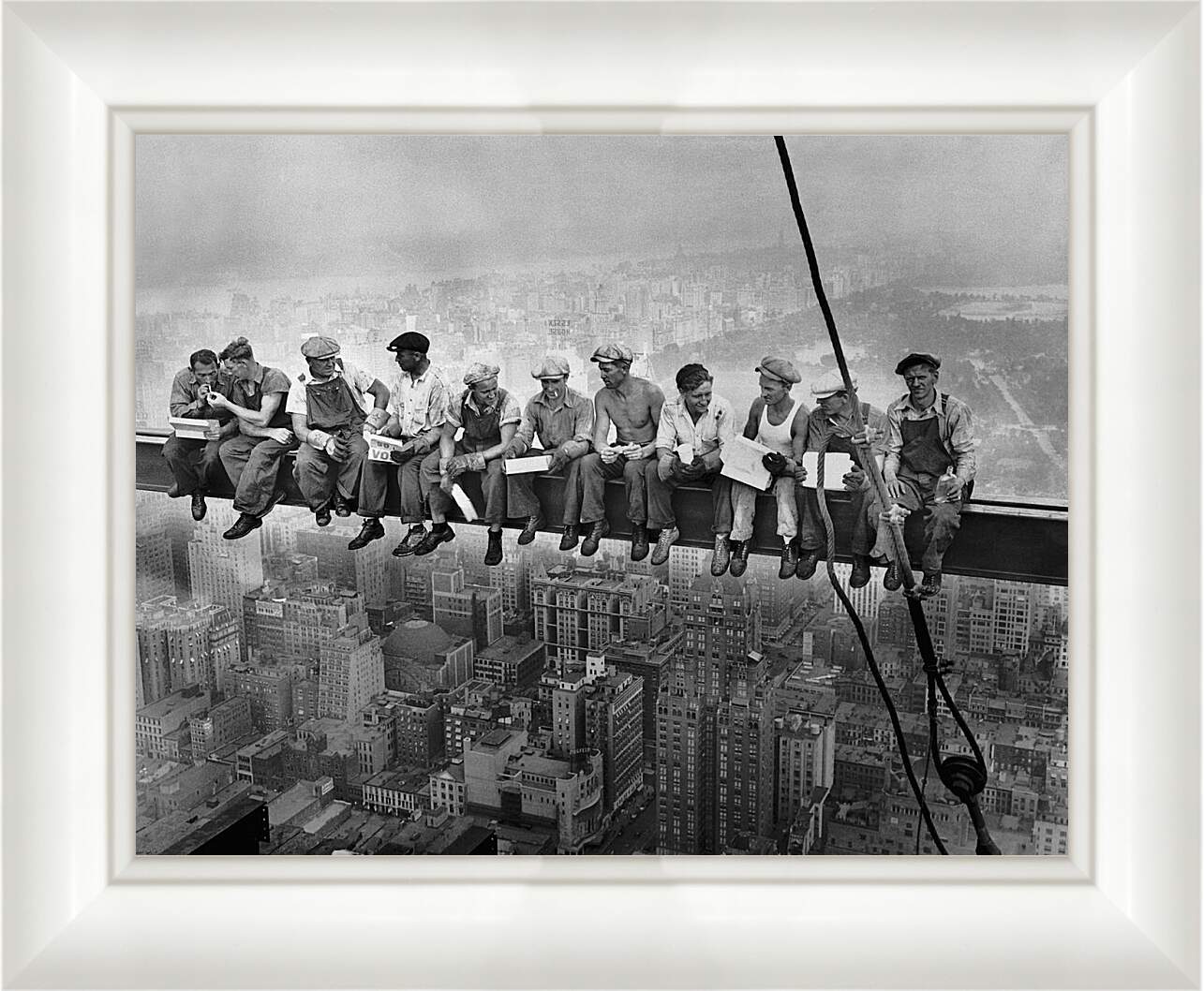 Картина в раме - Рабочие на балке, Обед над Манхеттеном. Строительство Эмпайр стейт билдинг