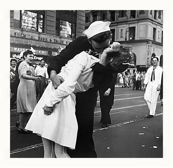 Картина в раме - VJ Day, The Kiss - Безоговорочная капитуляция, Поцелуй на Таймс Сквер
