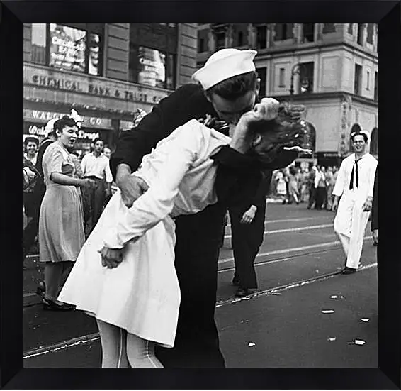 Картина в раме - VJ Day, The Kiss - Безоговорочная капитуляция, Поцелуй на Таймс Сквер
