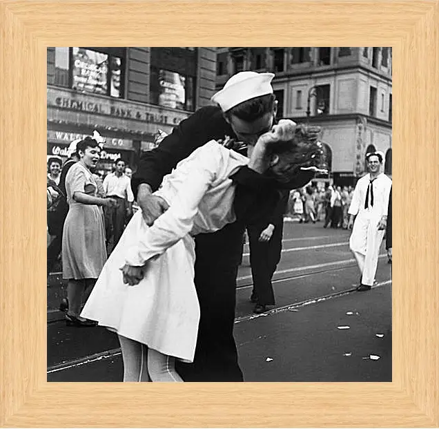 Картина в раме - VJ Day, The Kiss - Безоговорочная капитуляция, Поцелуй на Таймс Сквер
