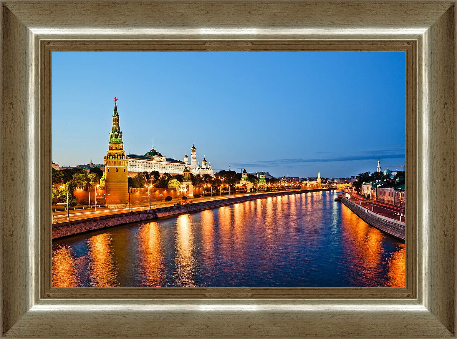 Картина в раме - Москва река и Кремль