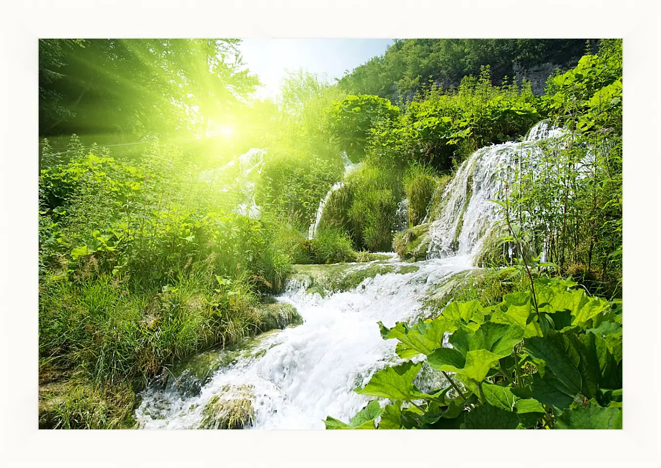 Картина в раме - Водопад в лесу под солнцем