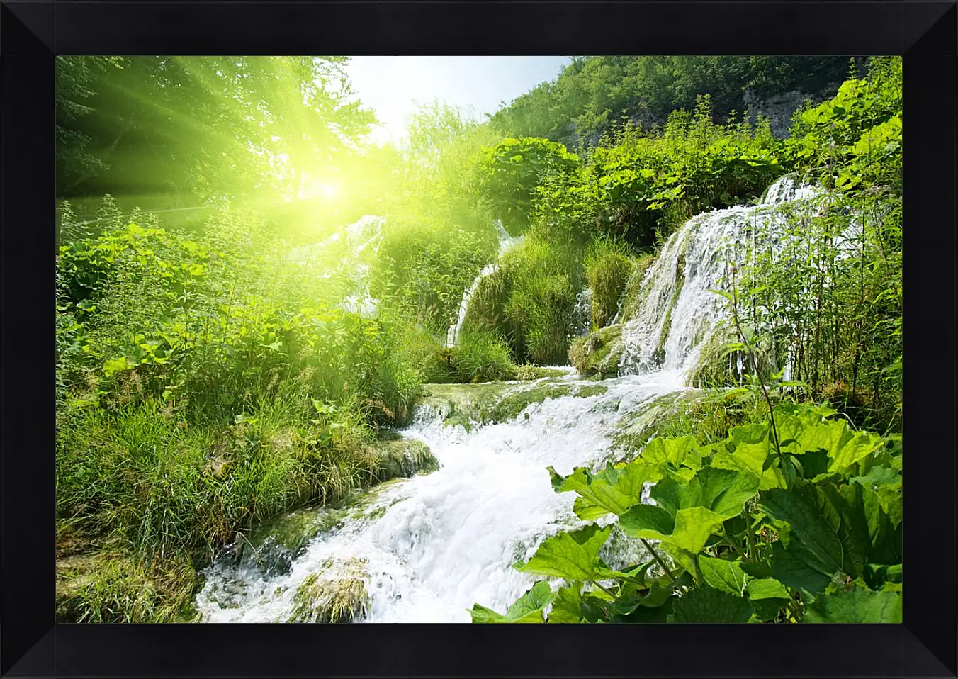 Картина в раме - Водопад в лесу под солнцем