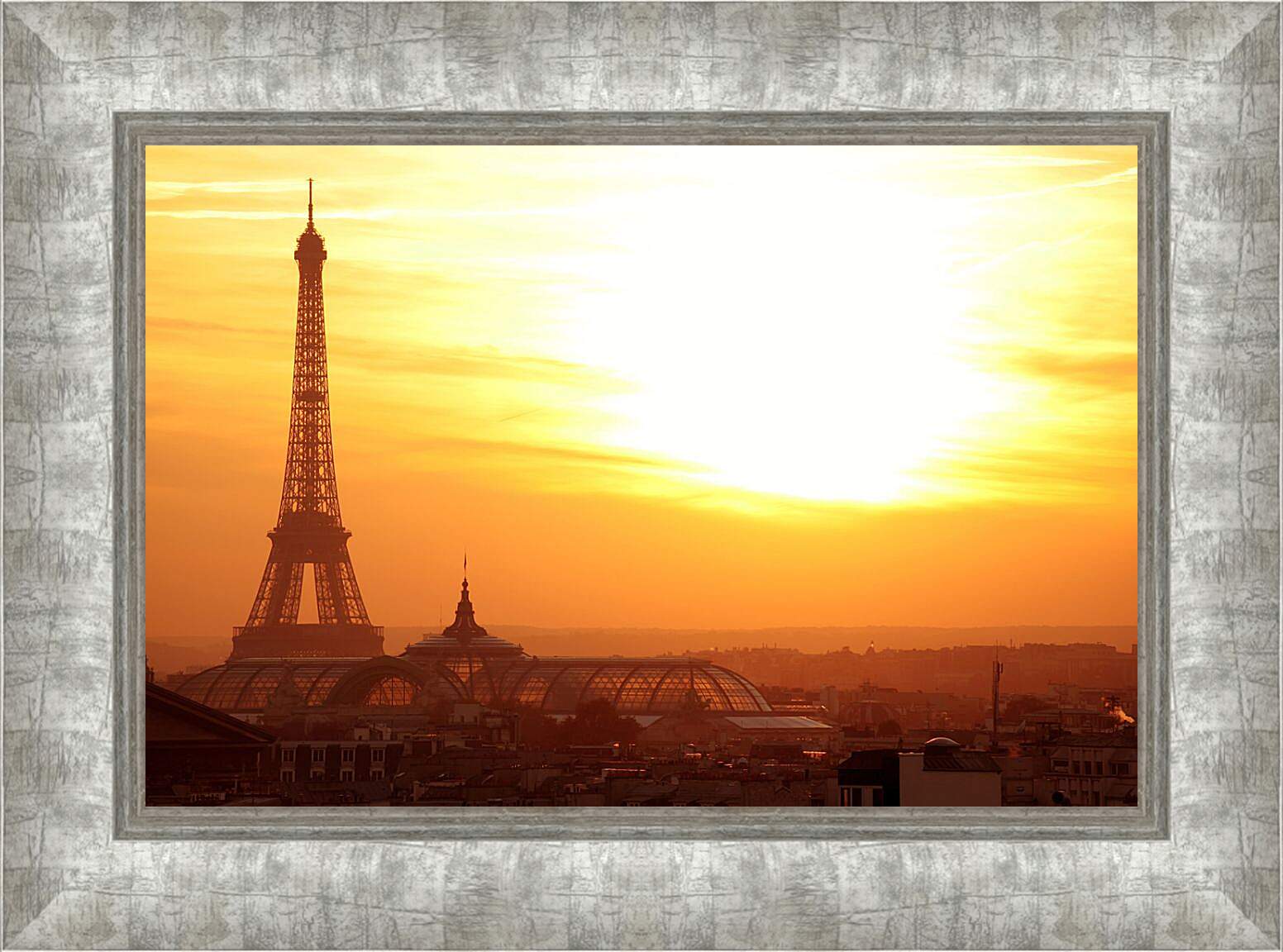 Картина в раме - Париж в лучах заката