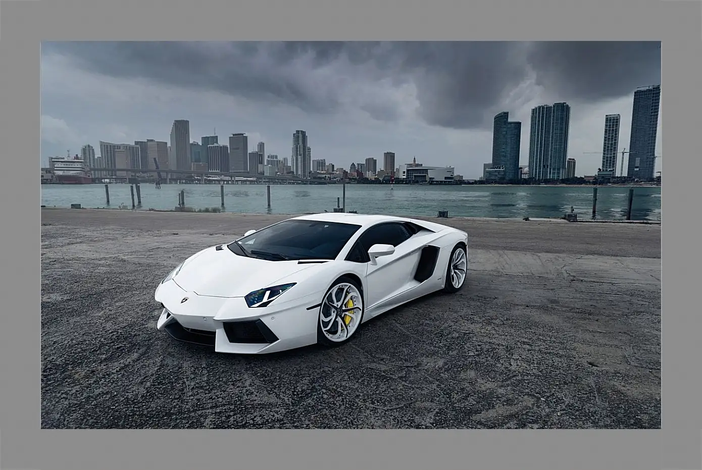 Картина в раме - Белый Lamborghini Aventador