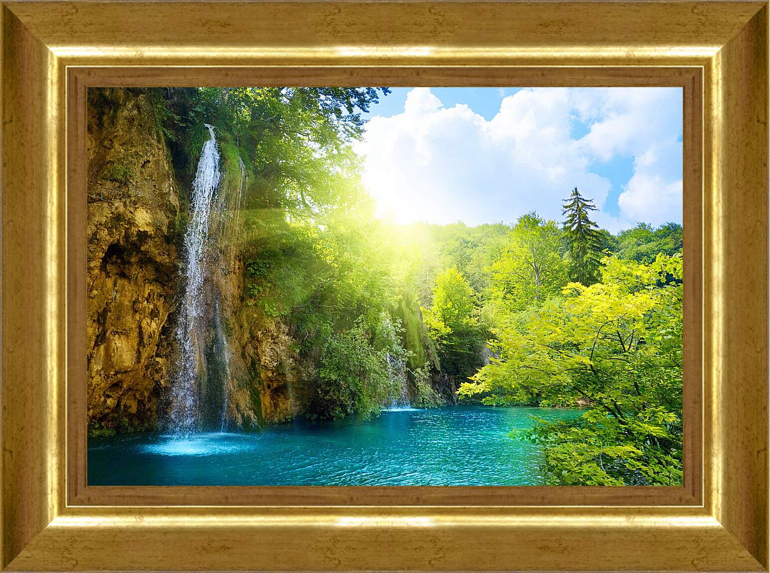 Картина в раме - Водопад в лучах солнца
