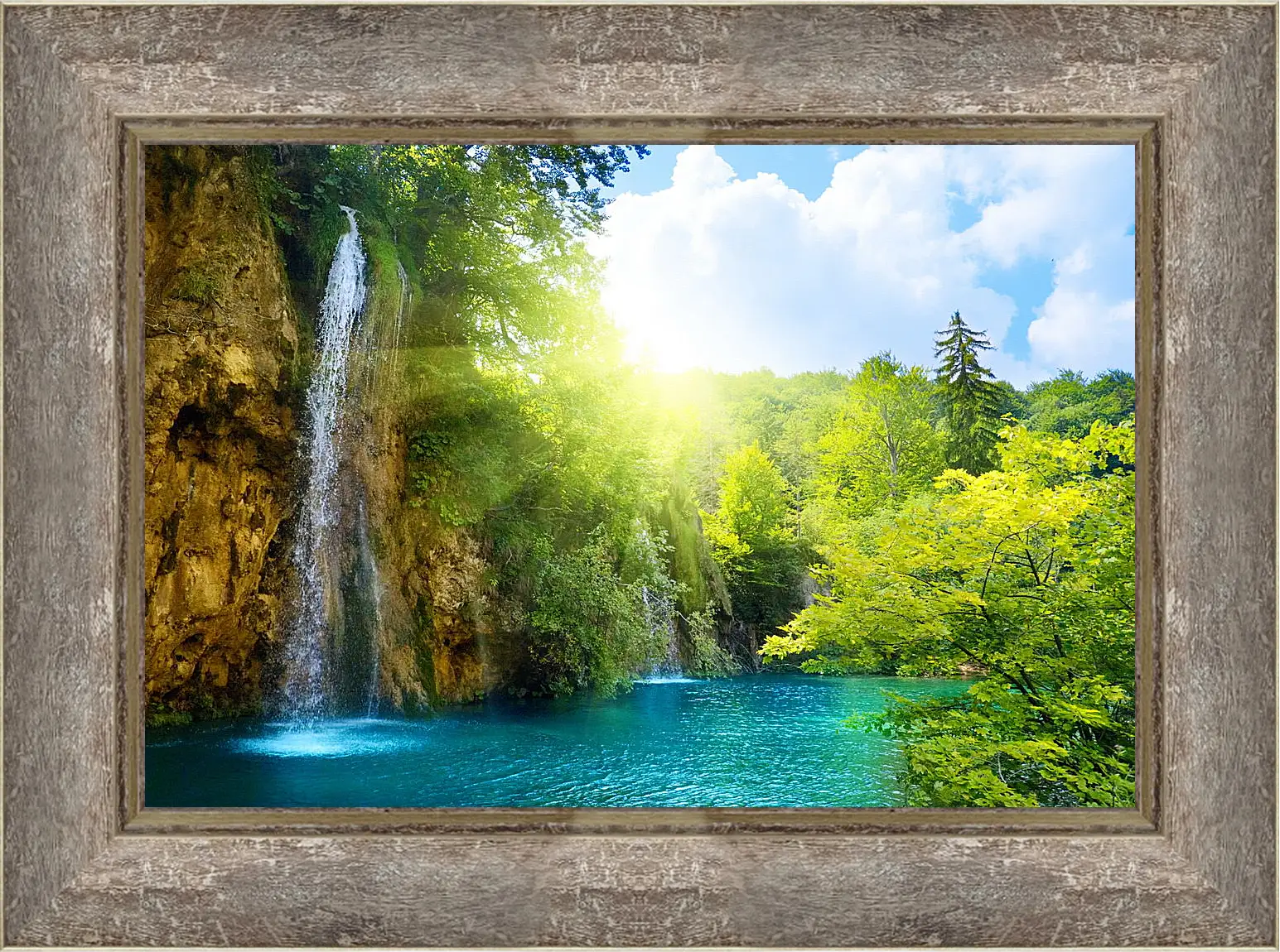 Картина в раме - Водопад в лучах солнца
