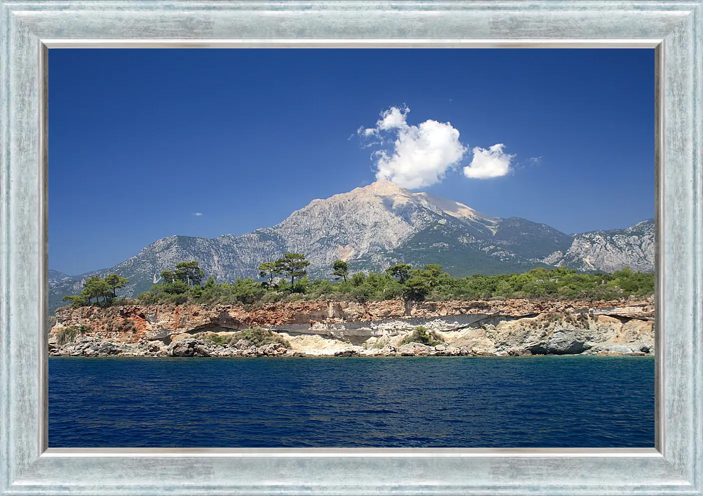 Картина в раме - Вид на горы с моря