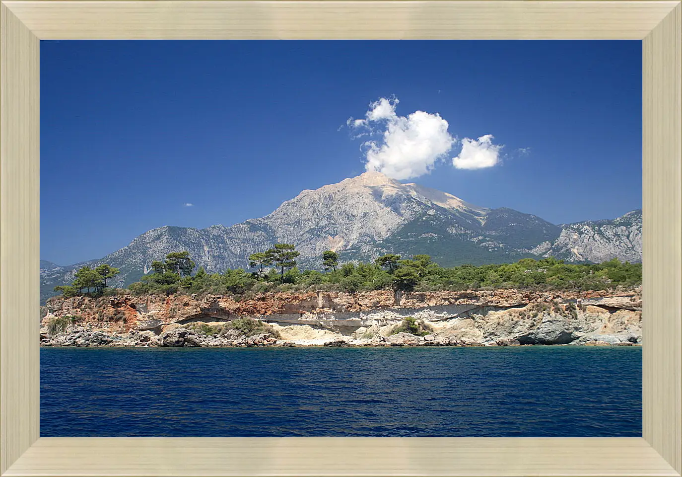 Картина в раме - Вид на горы с моря