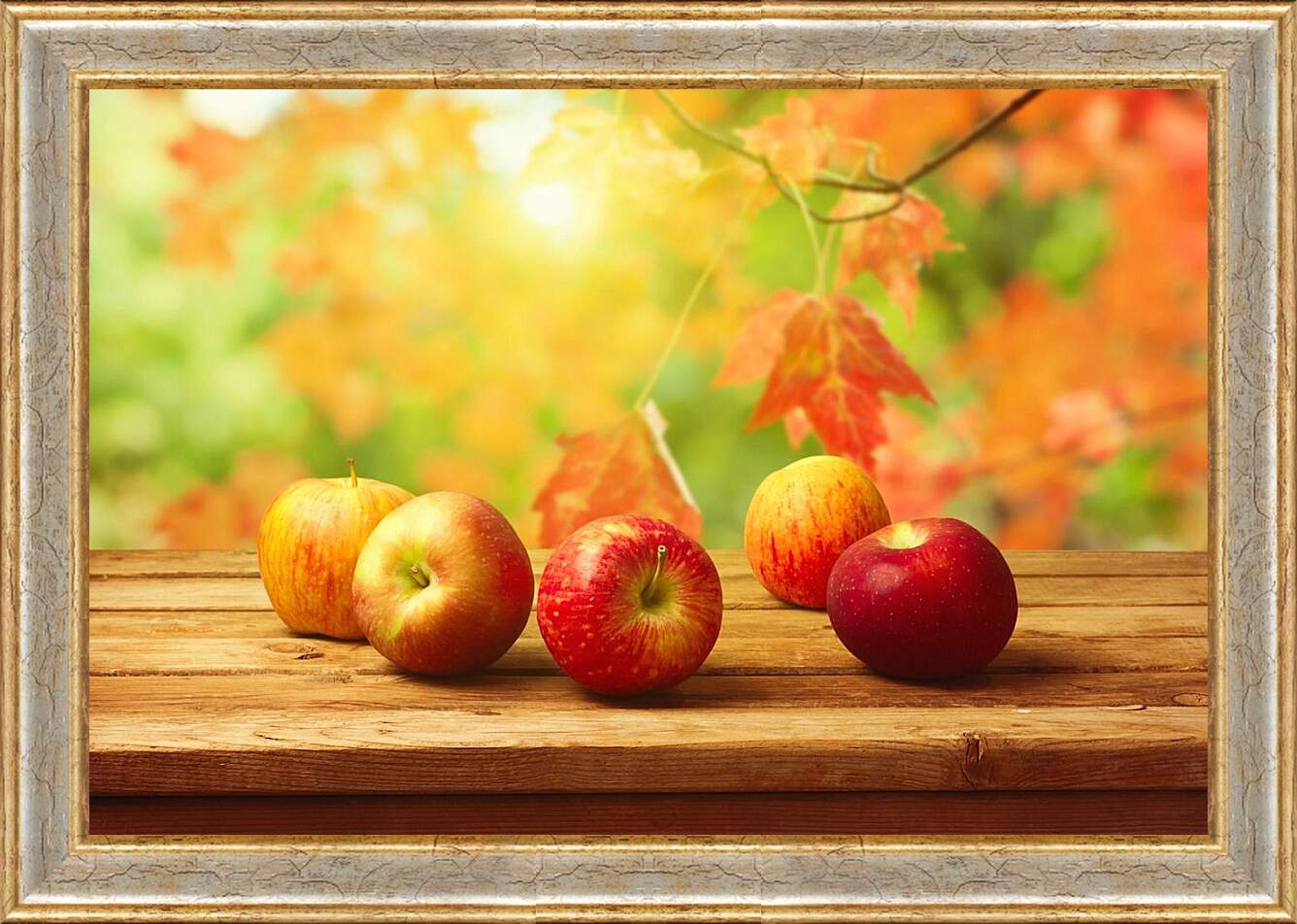 Картина в раме - Яблоки на фоне листьев