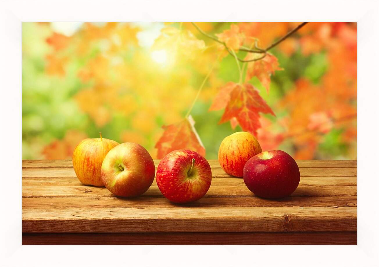 Картина в раме - Яблоки на фоне листьев