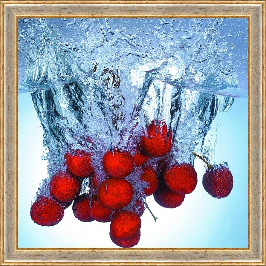 Картина в раме - Вода и ягоды