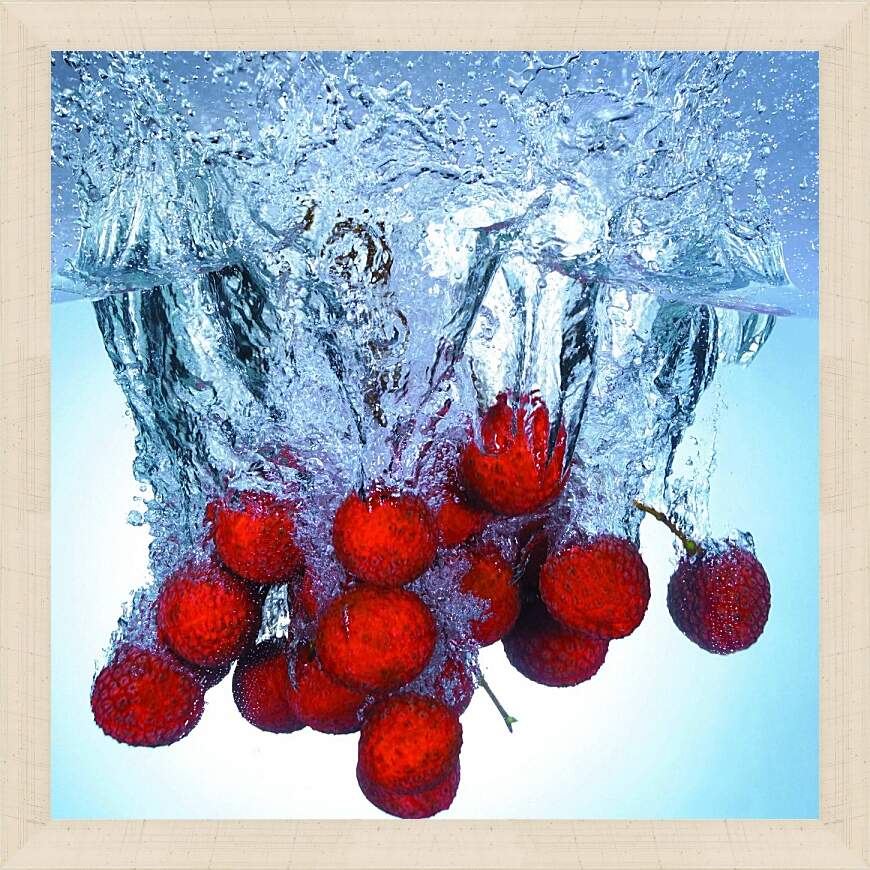 Картина в раме - Вода и ягоды