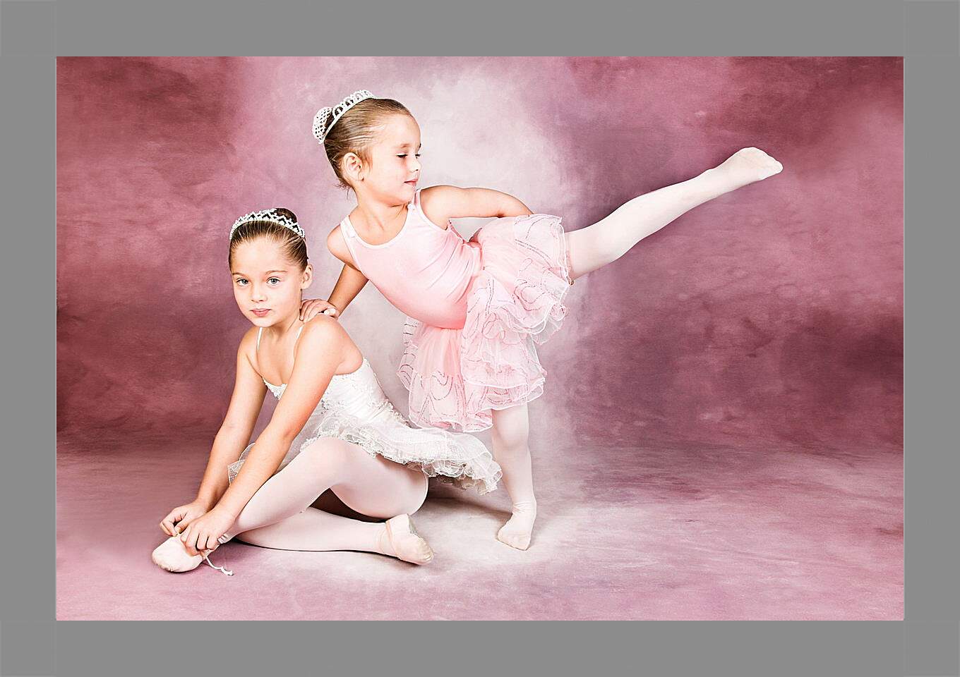 Картина в раме - Две юные балерины