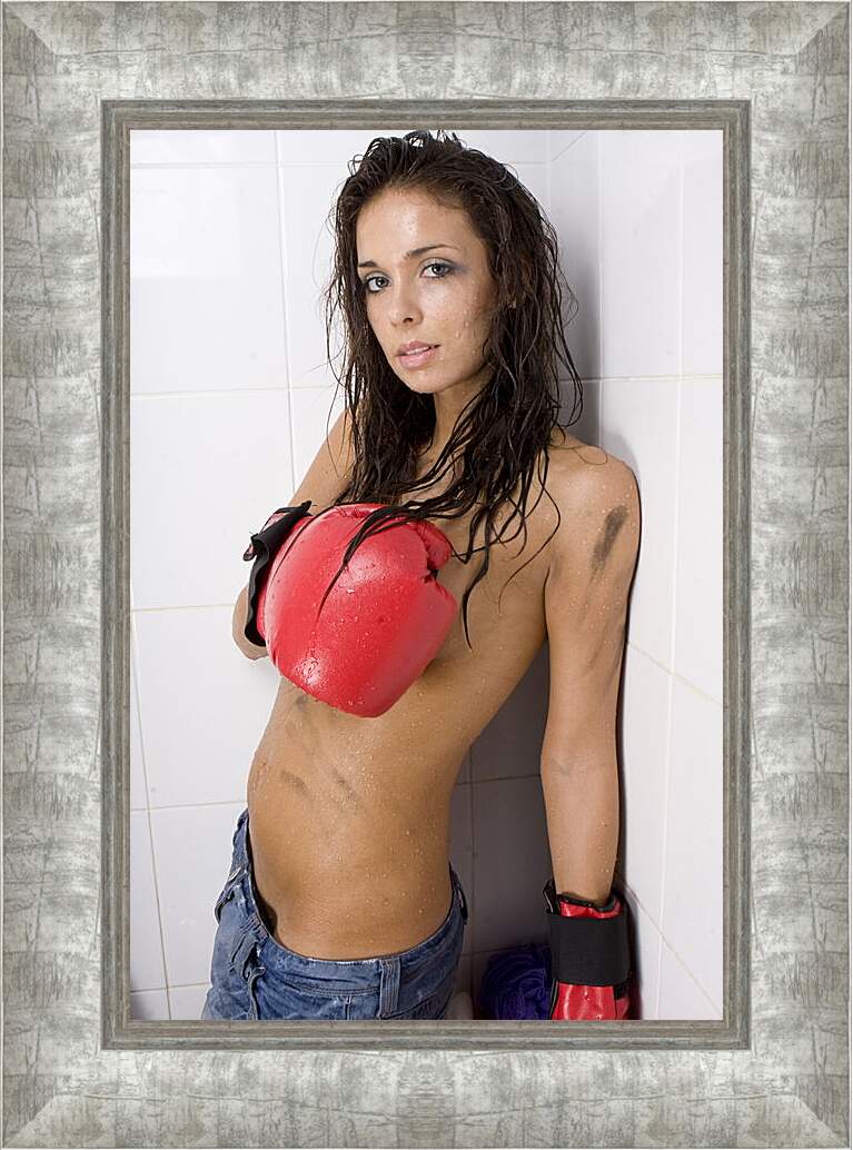 Картина в раме - Девушка в боксерских перчатках