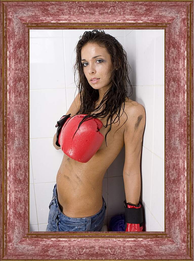 Картина в раме - Девушка в боксерских перчатках