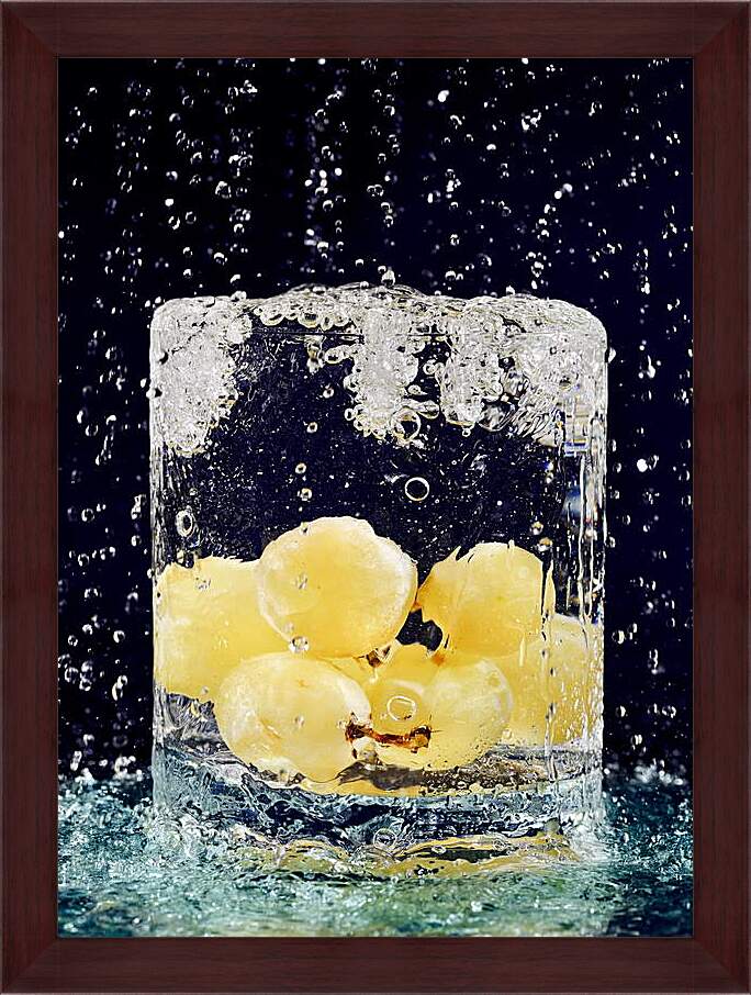 Картина в раме - Желтый виноград и капли воды