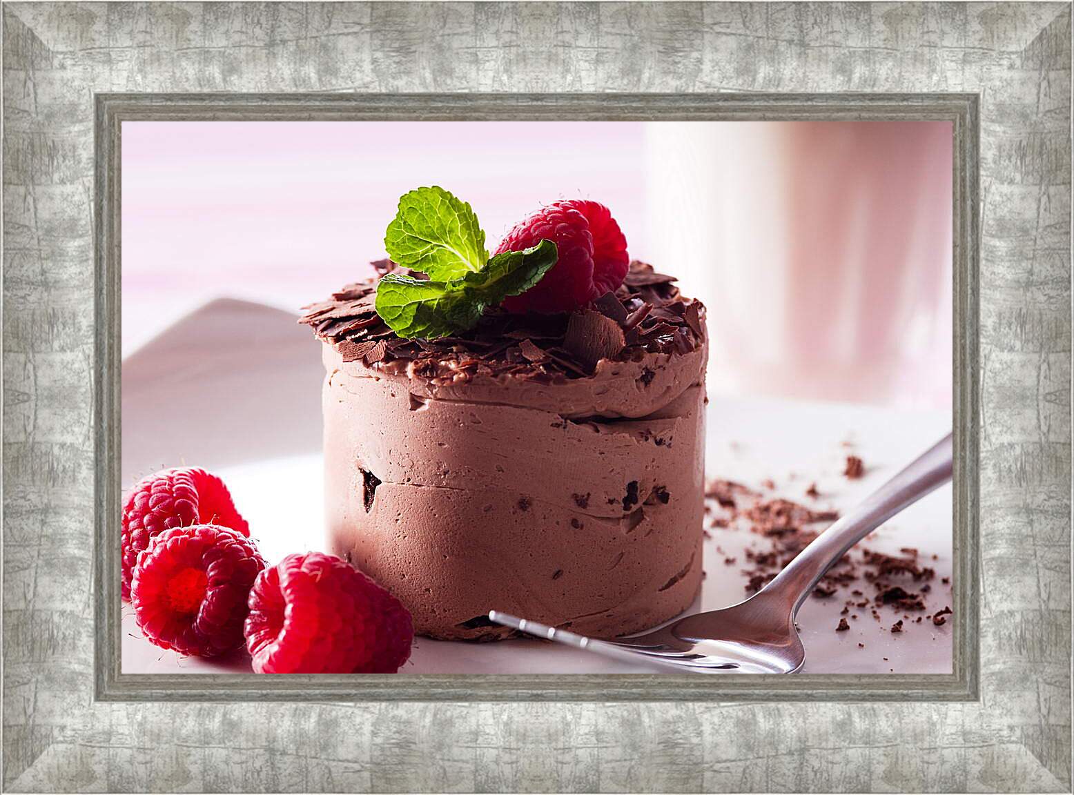 Картина в раме - Шоколадный десерт с малиной