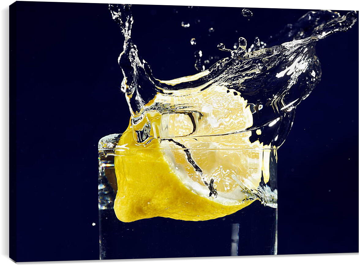 Постер и плакат - Лимон в стакане воды
