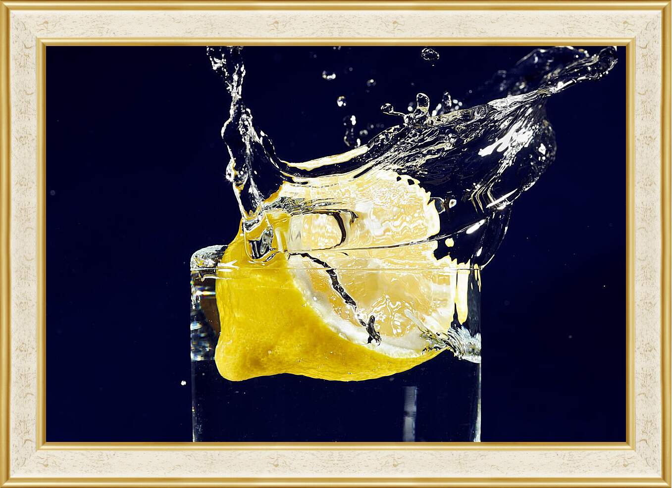 Картина в раме - Лимон в стакане воды