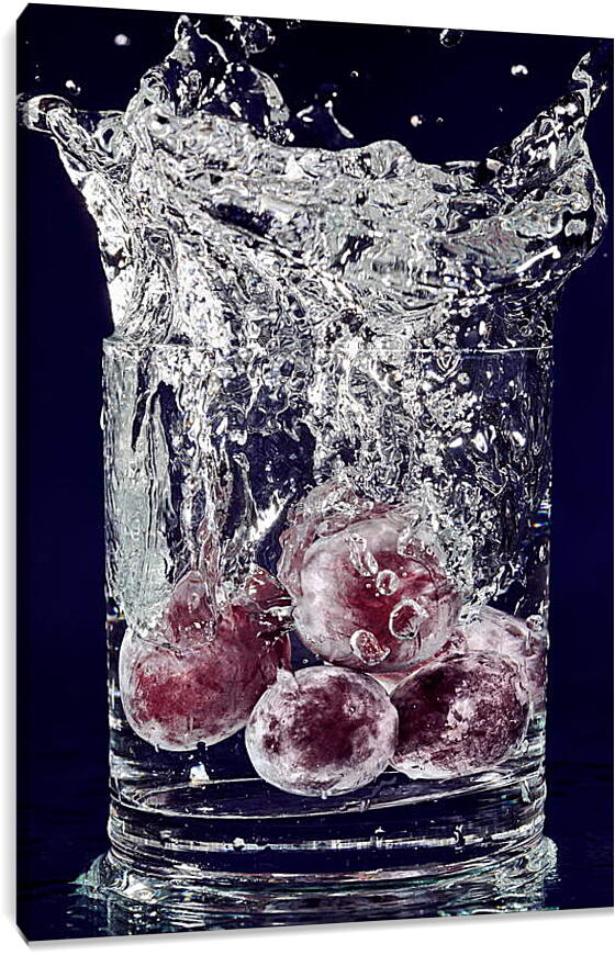 Постер и плакат - Красный виноград и всплеск воды