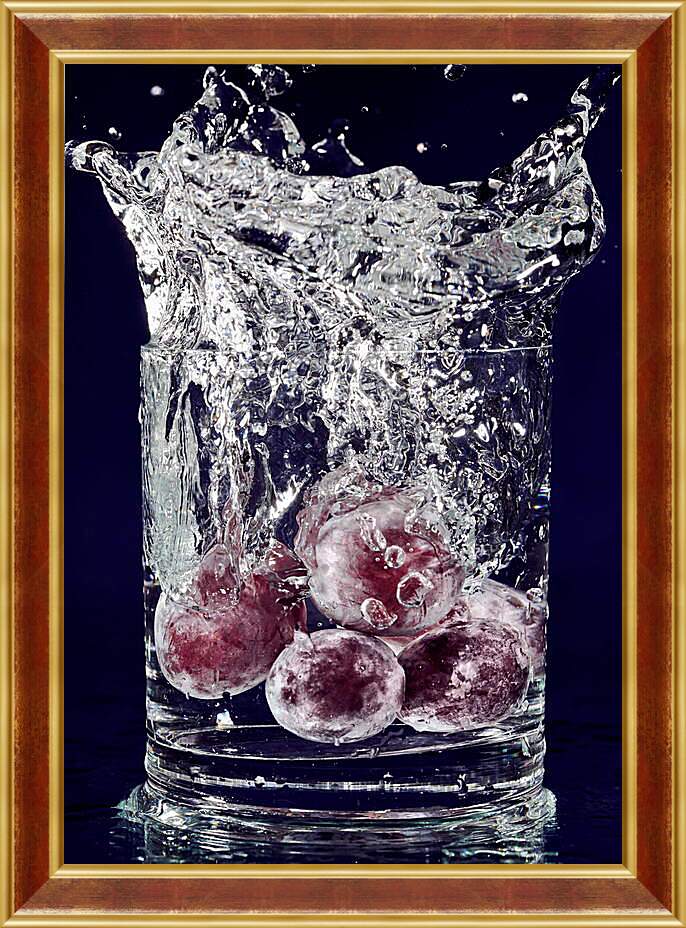 Картина в раме - Красный виноград и всплеск воды