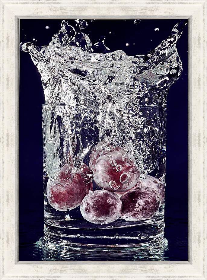 Картина в раме - Красный виноград и всплеск воды