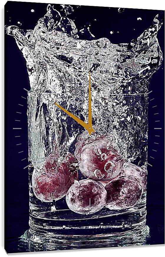 Часы картина - Красный виноград и всплеск воды