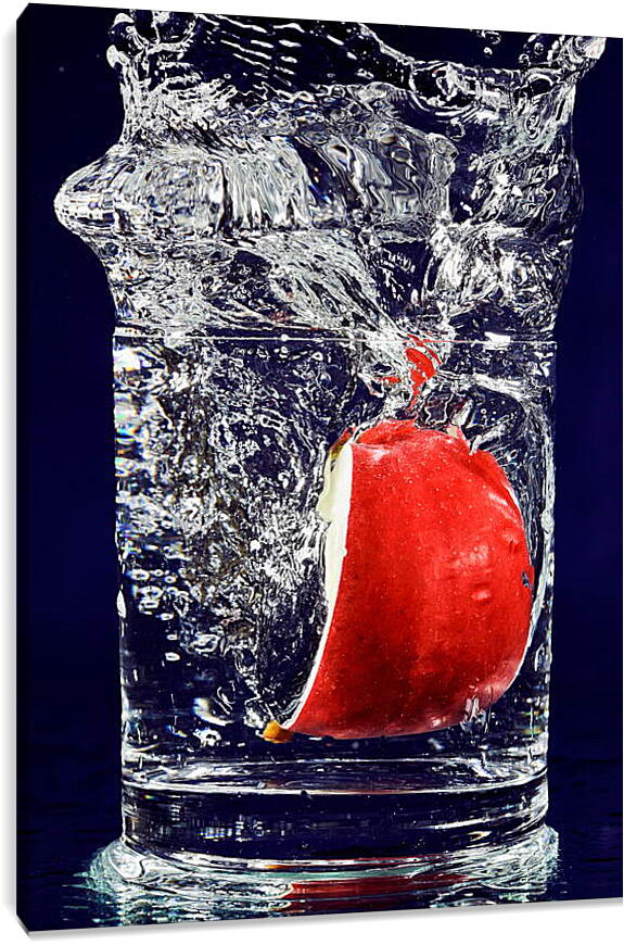 Постер и плакат - Красное яблоко в стакане воды