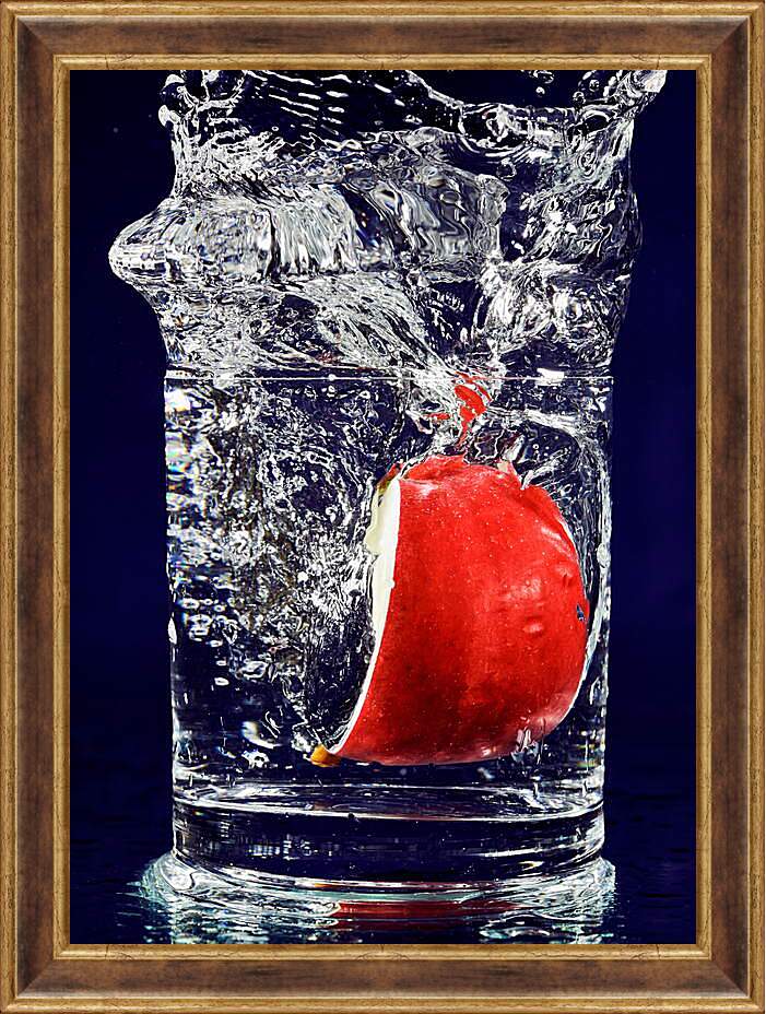 Картина в раме - Красное яблоко в стакане воды