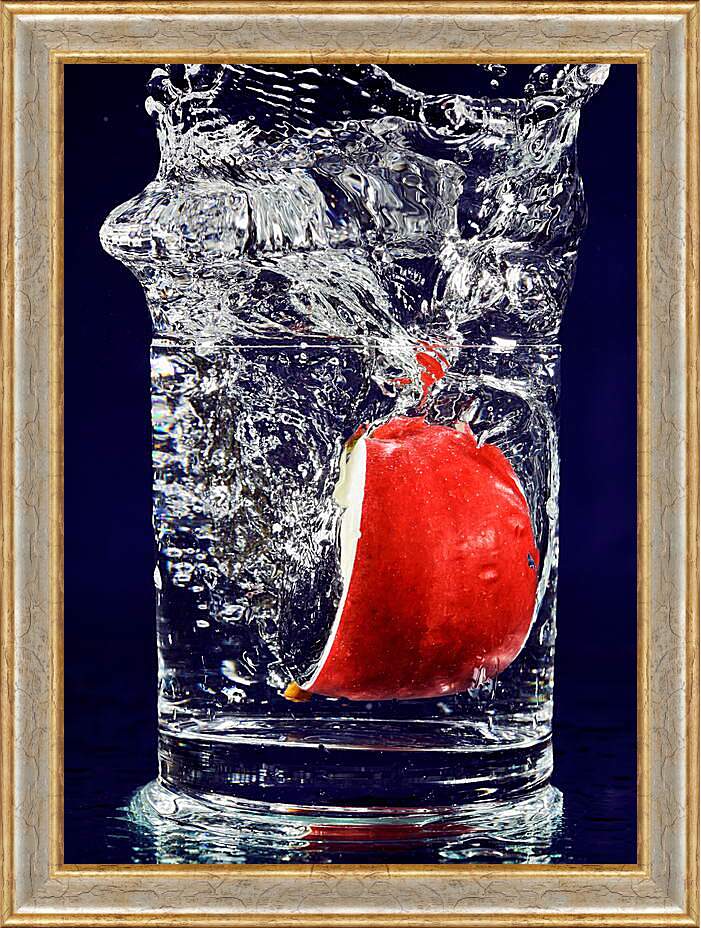 Картина в раме - Красное яблоко в стакане воды