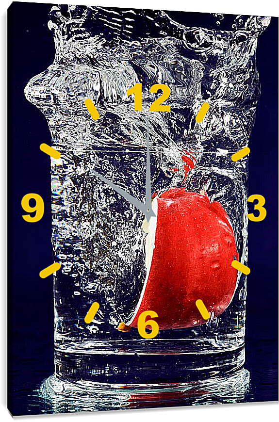 Часы картина - Красное яблоко в стакане воды