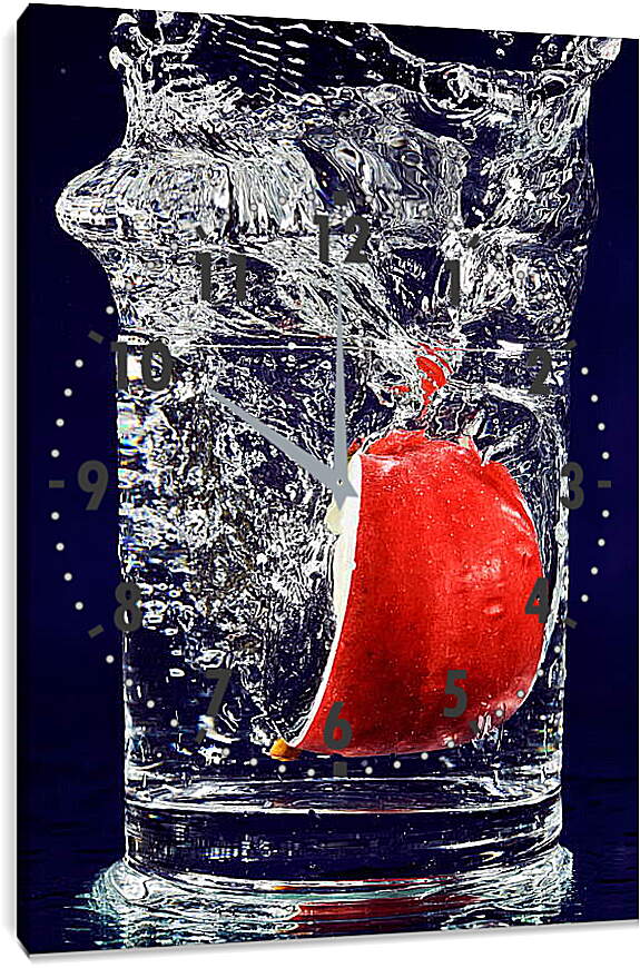 Часы картина - Красное яблоко в стакане воды