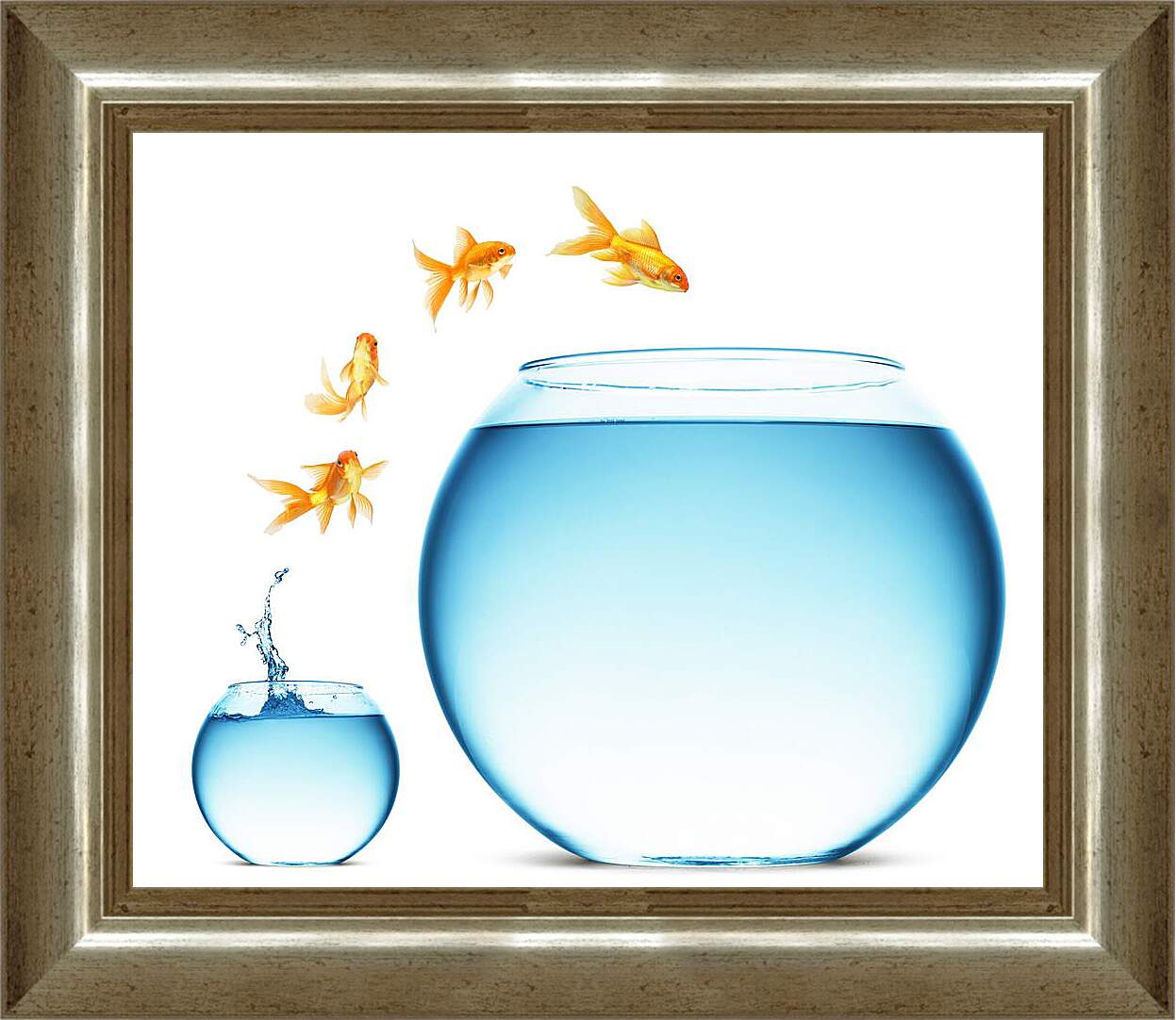 Картина в раме - Рыбки прыгают в аквариум
